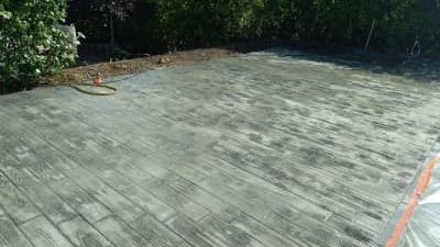 Chantier d'une terrasse empreinte autour d'une piscine