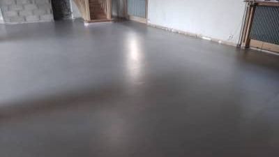 Chantier d'un sol en béton ciré gris à Mardore