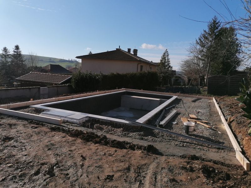 Chantier d'un contour de piscine sur Regny
