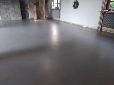 Chantier d'un sol en béton ciré à Mardore