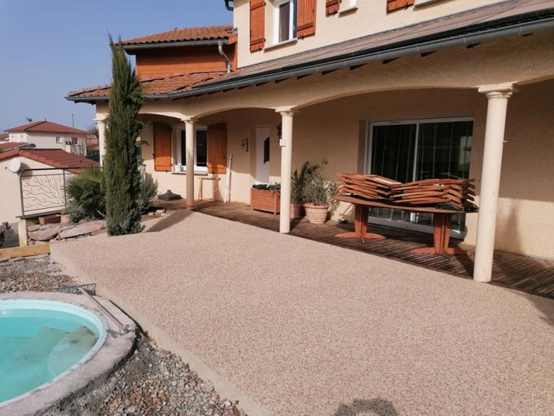Chantier d’une terrasse en béton à Saint Victor-sur-Rhins