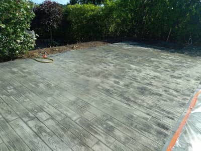 Chantier d'une terrasse de piscine empreinte